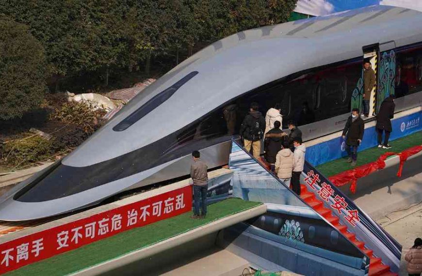 Chinese train speeds at 620mph to tourists’ chagrin